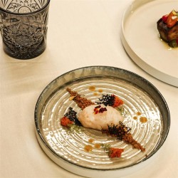 Piatto piano con bordo alto saturnia tellus Saturnia Porcellane  in Porcellane