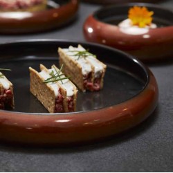 Piatto gourmet tondo con bordo alto Zanzibar   in Piatti gourmet