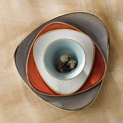 Piatto piano triangolare stonecast terracotta Churchill Porcellana  in Linee