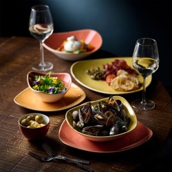 Piatto piano triangolare stonecast terracotta Churchill Porcellana  in Linee