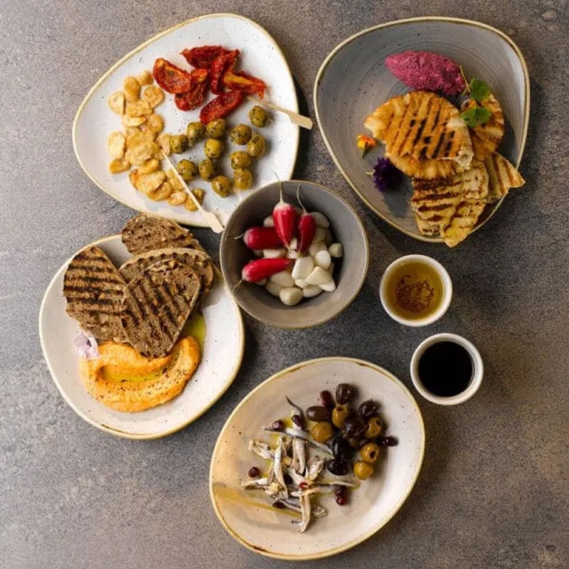 Piatto piano triangolare stonecast bianco Churchill Porcellana  in Linee