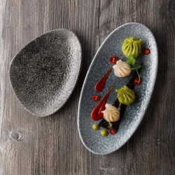 Piatto triangolare raku nero Churchill Porcellana  in Piatti quadrati e rettangolari